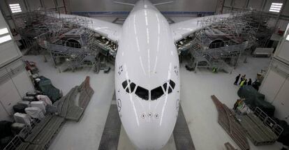 Airbus A380 en un hangar de Hamburgo (Alemania).