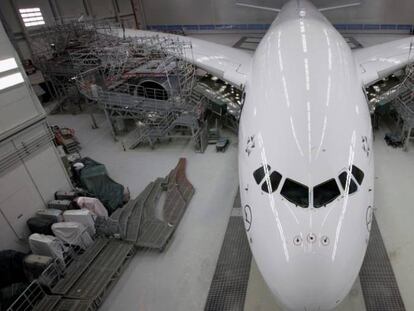 Airbus A380 en un hangar de Hamburgo (Alemania).