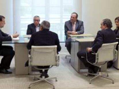 Fotografía facilitada por Presidencia de Gobierno, del jefe del Ejecutivo, Mariano Rajoy (i), y la ministra de Empleo, Fátima Báñez (d), durante la reunión que han mantenido con los presidentes de la CEOE, Juan Rosell (2d), y de CEPYME, Jesús Terciado (3d), y los secretarios generales de CCOO, Ignacio Fernández Toxo (2i), y de UGT, Cándido Méndez (3i), en el Palacio de la Moncloa.