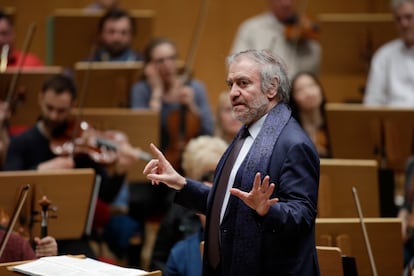 Valery Gergiev dirigiendo a la Filarmónica de Múnich en Colonia, 2017.