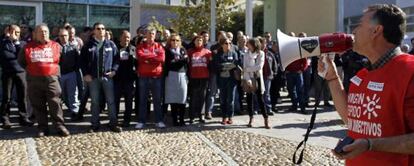 Asamblea de trabajadores celebrada durante el paro de este martes en la sede central de Canal Sur.