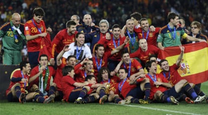 Los jugadores de la selección española se fotografían con el trofeo de la Copa del Mundo en el césped del estadio Soccer City, de Johanesburgo.