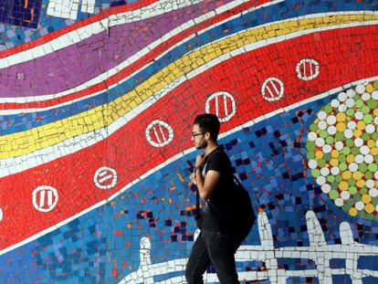 Un iraní ante un mural este lunes en las calles de Teherán.