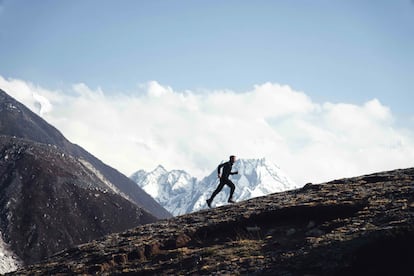 Kilian Jornet se entrena en la montaña.