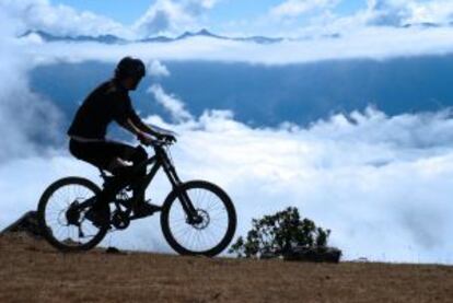 Ciclista en la carretera de la muerte, en Bolivia.