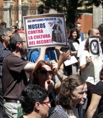 Varios funcionarios durante la protesta en el paseo del Prado.