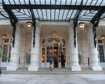 Entrada del hotel Shagri-la, en el centro de París.