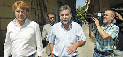 El ex secretario general de UGT de Andaluc&iacute;a, Francisco Fern&aacute;ndez Sevilla, (en el centro) tras comparecer ante la juez Alaya.