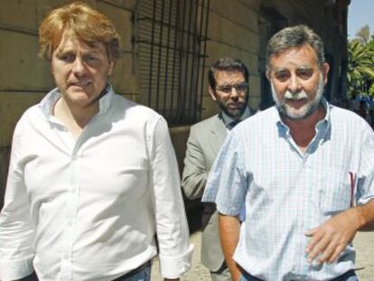 El ex secretario general de UGT de Andaluc&iacute;a, Francisco Fern&aacute;ndez Sevilla, (en el centro) tras comparecer ante la juez Alaya.