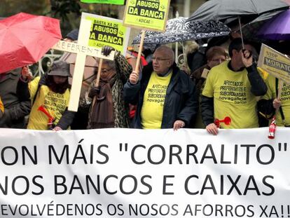 Protesta de afectados por las preferentes en Santiago de Compostela