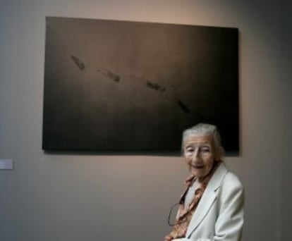 Ana Peters, ante una de sus obras en la exposicin retrospectiva del IVAM en 2007.