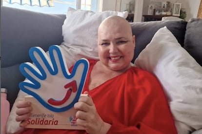 La influencer Hilda Siverio posa con un premio a la solidaridad en una foto de su Instagram, @Hilda_5