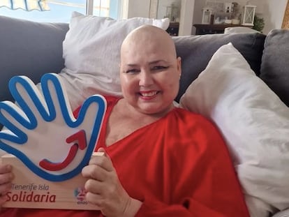 La influencer Hilda Siverio posa con un premio a la solidaridad en una foto de su Instagram, @Hilda_5