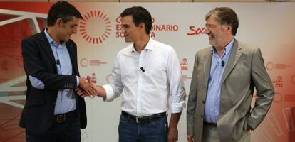 Pedro Sánchez, entre Eduardo Madina y José Antonio Pérez Tapias, tras el debate que mantuvieron el pasado día 7.