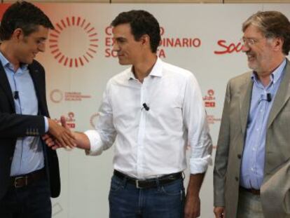 Pedro Sánchez, entre Eduardo Madina y José Antonio Pérez Tapias, tras el debate que mantuvieron el pasado día 7.