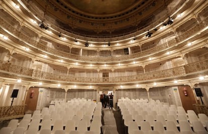 El director general del Instituto Nacional de las Artes Escénicas y de la Música (Inaem), Miguel Ángel Recio, acompañado por los técnicos encargados de las obras, invitaba a los periodistas a visitar las obras de La Comedia, cuyo aforo se ampliará a 700 butacas.