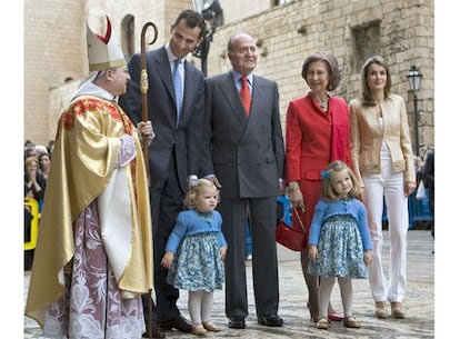 El obispo de la catedral de Palma ha recibido a la familia real, que tradicionalmente asiste a la misa del Domingo de Pascua en la capital balear. De izquierda a derecha, el obispo de Palma, Jesús Murgui; el príncipe Felipe; la infanta Sofía; el rey Juan Carlos; la reina Sofía; la infanta Leonor (delante de la Reina); y la princesa Letizia.