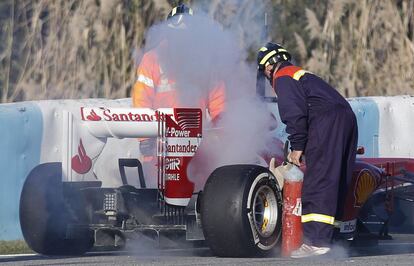El Ferrari de De la Rosa echa humo, en su primer test de la pretemporada, en Jerez.
