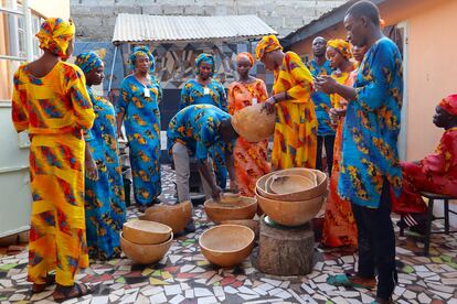 El grupo se encarga de tamizar todos los granos para que tengan el mismo tamaño. La escuela tiene una doble función: por un lado, es una escuela de cocina donde jóvenes gambianos acuden varias tardes a la semana para aprender recetas tradicionales a punto de perderse debido a la influencia de la comida occidental; por otro, abre sus puertas a grupos de turistas que quieren tener una experiencia distinta.