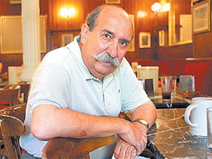 Antonio Gamero, en el Café Gijón, de Madrid.
