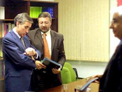 Jáuregui y Blanco, poco antes de la reunión de la gestora. A la derecha, Manuel Huertas.
