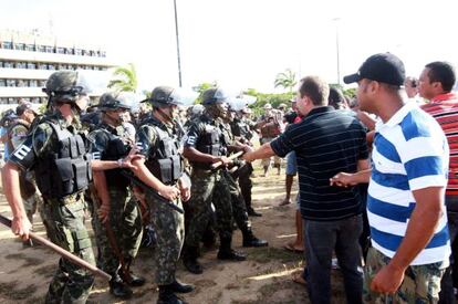 Militares y manifestantes en Salvador de Bah&iacute;a