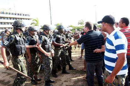 Militares y manifestantes en Salvador de Bahía