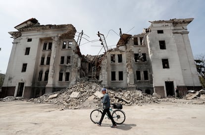 Vista del teatro de Mariupol tras el bombardeo ruso, en abril de 2022.
