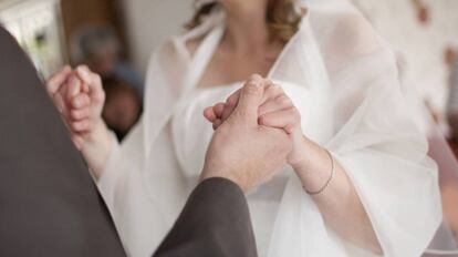 Novios en un momento de la ceremonia nupcial. 