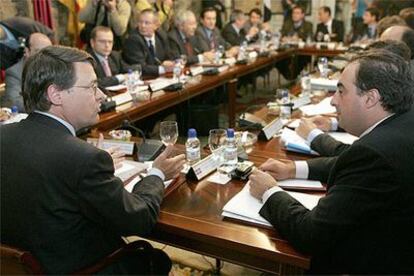 Reunión de los consejeros de las comunidades autónomas, presidida por el ministro Jordi Sevilla (a la izquierda).