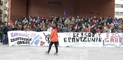 Numerosos ciudadanos se han concentrado en Barakaldo en contra de la agresión denunciada por una menor.