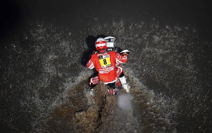 El francés Adrien Van Beveren conduce su Yamaha durante la primera etapa del Dakar, entre Asunción (Paraguay) y Resistencia (Argentina).