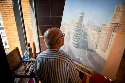 Antonio López observa el cuadro en el que trabaja en la plaza de Callao de Madrid.