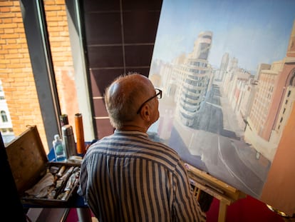 Antonio López observa el cuadro en el que trabaja en la plaza de Callao de Madrid.