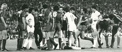 Los jugadores del Madrid y del Barça discuten tras una falta en la final de Copa de 1983.