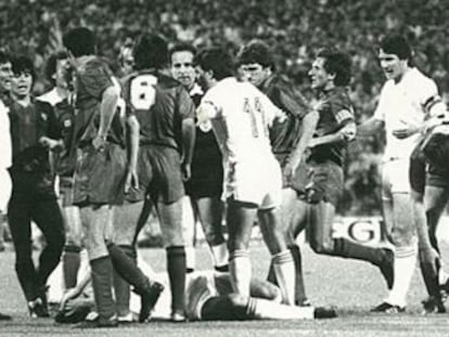 Los jugadores del Madrid y del Bar&ccedil;a discuten tras una falta en la final de Copa de 1983.
