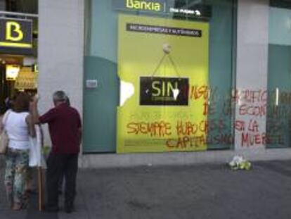 Imagen de una pintada en una sucursal de Bankia