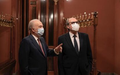 El director de la Real Academia Española (RAE), Santiago Muñoz Machado, y el Defensor del Pueblo, Ángel Gabilondo, en la sede de la RAE, el pasado 9 de febrero.