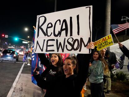 Simpatizantes del movimiento republicano para remover a Newsom en Huntington Beach.