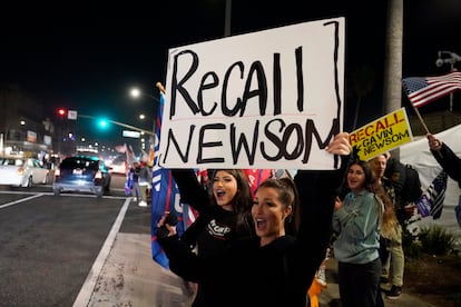 Simpatizantes del movimiento republicano para remover a Newsom