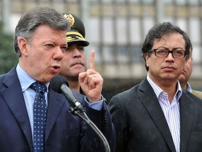 Santos, a la izquierda, y el alcalde Petro, en julio de 2013