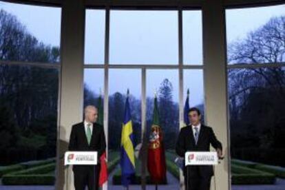 El presidente sueco, Fredrik Reinfeldt (i), comparece en una rueda de prensa junto a su homólogo portugués, Pedro Passos Coelho, después de la reunión que mantuvieron en Oporto, Portugal, hoy, miércoles 27 de marzo de 2013. Reinfeldt se encuentra en Portugal con motivo de una visita oficial de dos días de duración.