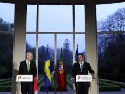 El presidente sueco, Fredrik Reinfeldt (i), comparece en una rueda de prensa junto a su homólogo portugués, Pedro Passos Coelho, después de la reunión que mantuvieron en Oporto, Portugal, hoy, miércoles 27 de marzo de 2013. Reinfeldt se encuentra en Portugal con motivo de una visita oficial de dos días de duración.