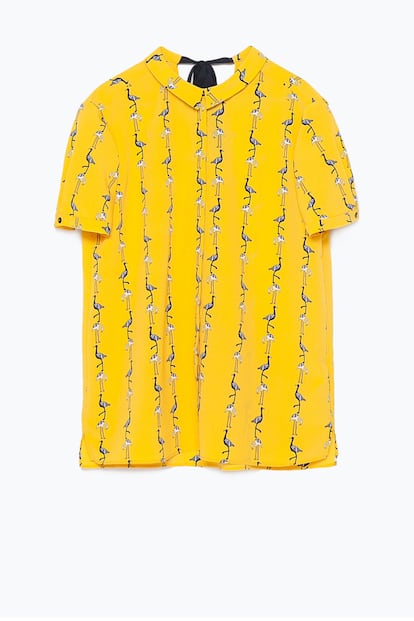 Camisa amarilla con estampado de aves de Zara (25,95 euros).