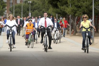 Mariano Rajoy monta en bicicleta junto a las candidatas Esperanza Aguirre (d) y Cristina Cifuentes en un acto electoral en Madrid Río, el 13 de mayo de 2015.
