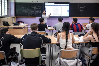 Jóvenes estudiantes de Bachiller durante una clase en el Instituto público Serpis de Valencia.