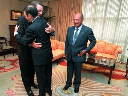 El 'lehendakari' Ibarretxe abraza a Irala, en presencia de Berroeta, el pasado viernes.