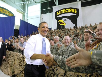 El presidente de EE UU, Barack Obama, saluda a militares que acaban de regresar de Afganistán en Fort Campbell, Kentucky.