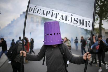 Un manifestante lleva un bote de basura durante una manifestación contra la reforma de la legislación laboral francesa en Nantes, Francia.