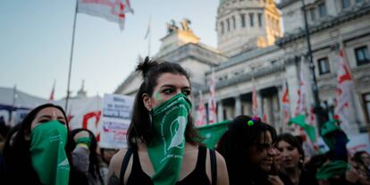 Un grupo de manifestantes participan en una protesta a favor del aborto en Buenos Aires (Argentina).